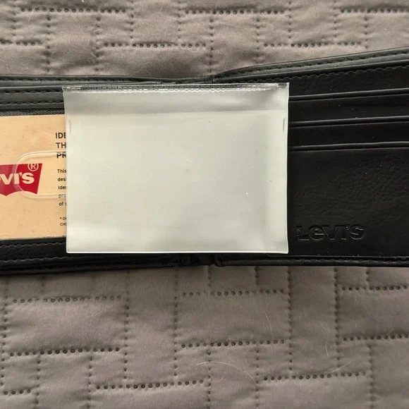 Levi's Classic Black RFID Extra Capacity Bifold Wallet - Picture 3 of 3